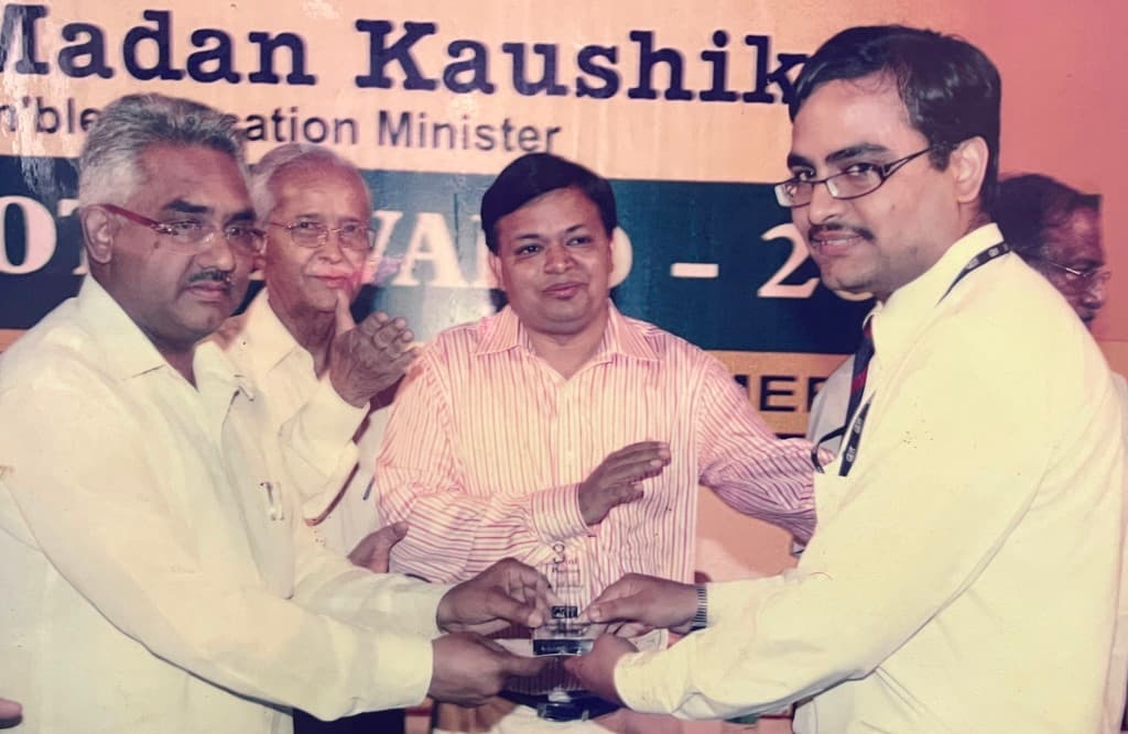 Prof. Raghav Dua receiving award from former Education Minster at Graphic Era University.