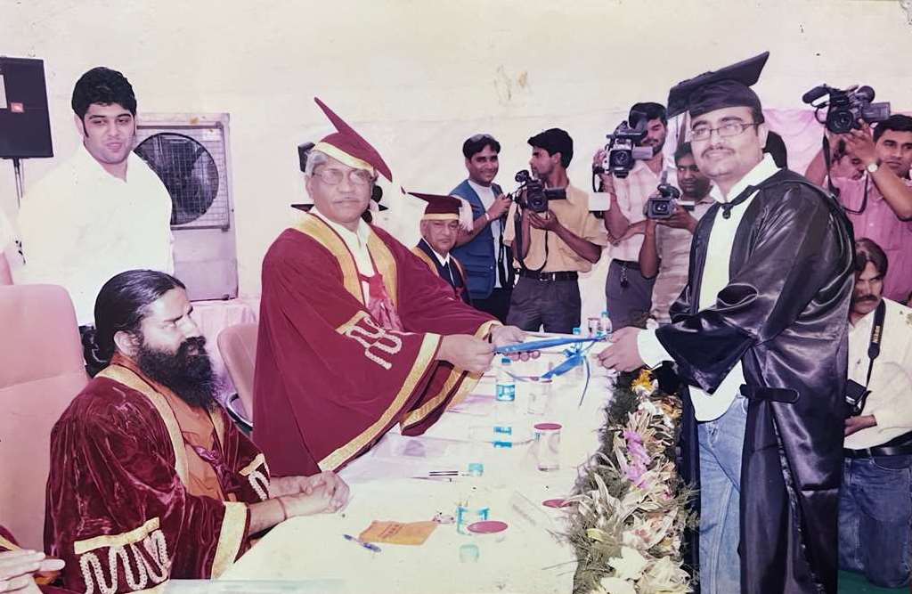 Prof. Raghav Dua receiving award for excellence in BFSI in presence of Baba Ram Dev ji.